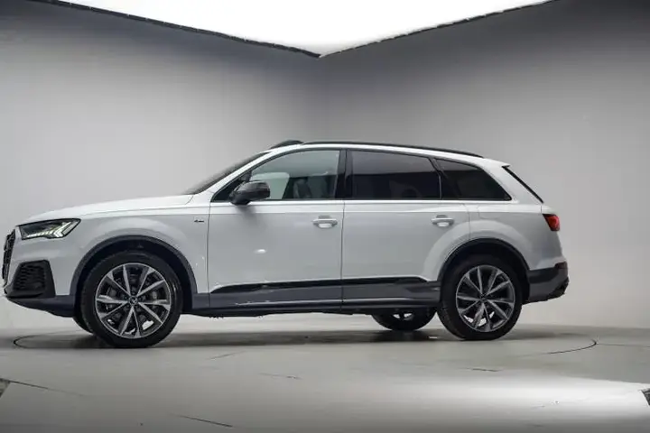 Audi Q7 2021 photo 2