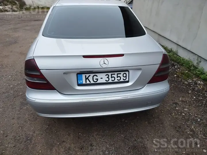 Mercedes-Benz E220 2002 photo 3