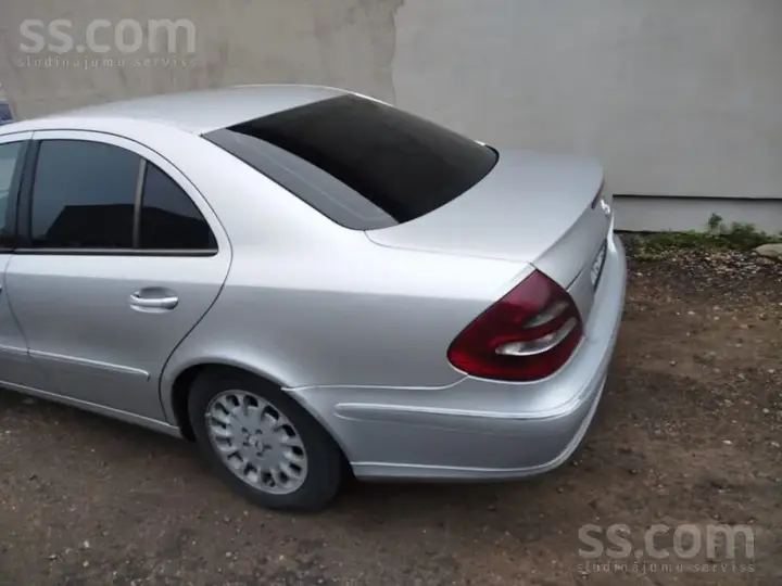 Mercedes-Benz E220 2002 photo 2