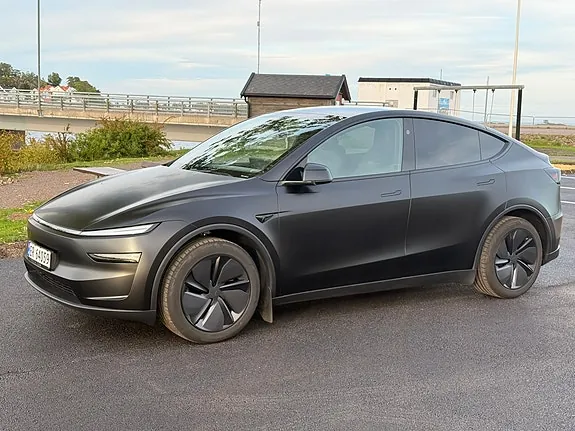 Tesla Model Y 2026 photo 2
