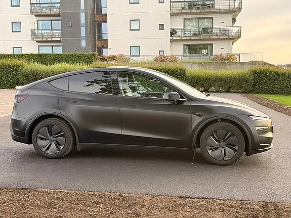 Tesla Model Y 2026 photo 4