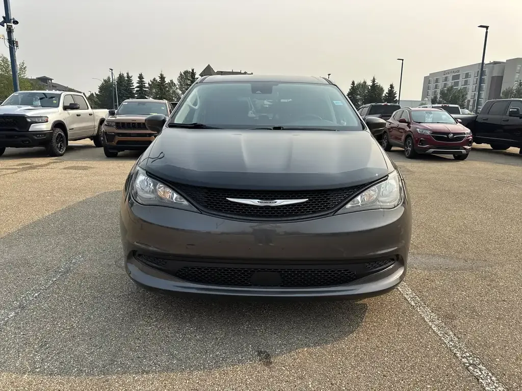 Chrysler Grand Caravan 2022 photo 2