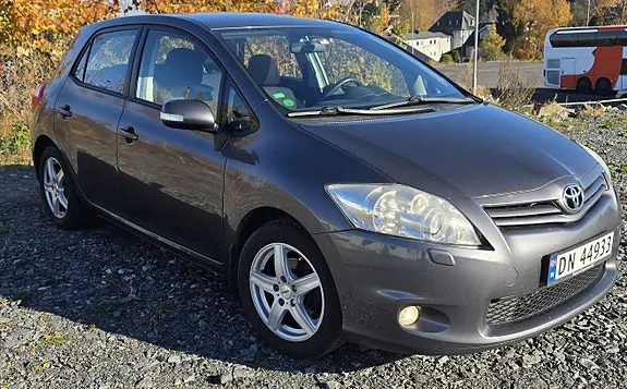 Toyota Auris 2010 photo 2