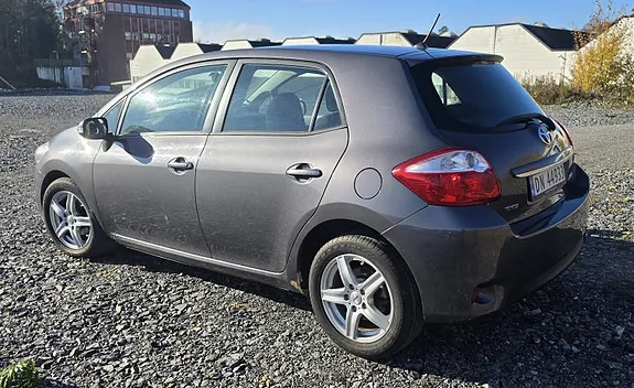 Toyota Auris 2010 photo 3