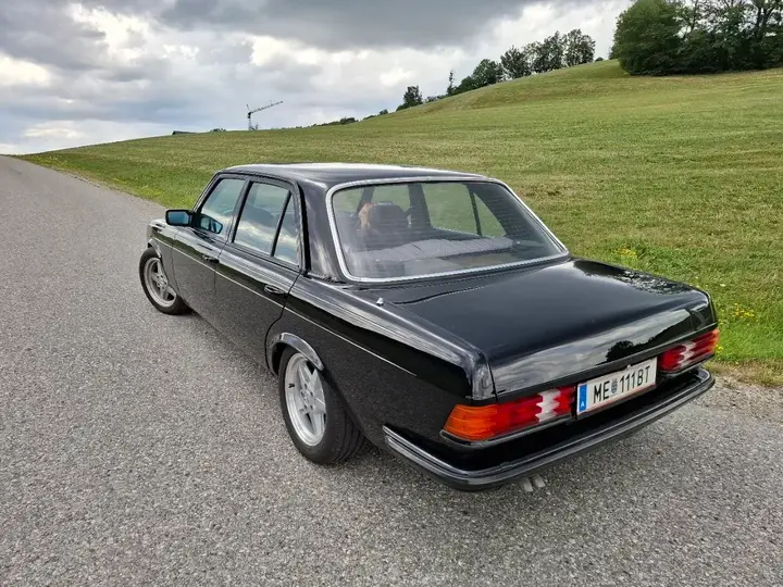 Mercedes-Benz E-Class 1980 photo 3