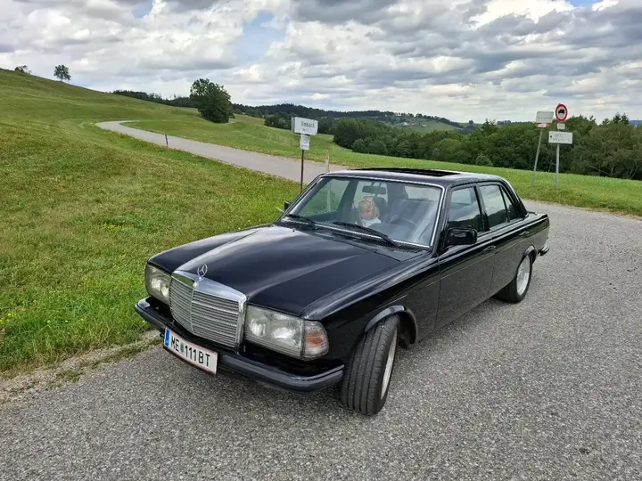 Mercedes-Benz E-Class 1980 photo 2