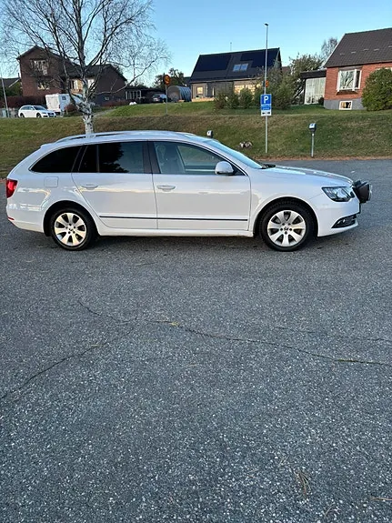 Skoda Superb 2014 photo 3