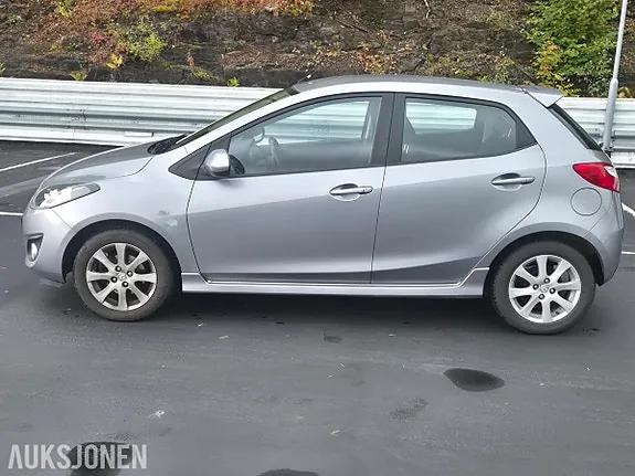 Mazda 2 2012 photo 4