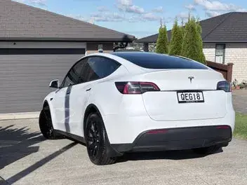 Tesla Model Y 2023 photo 2