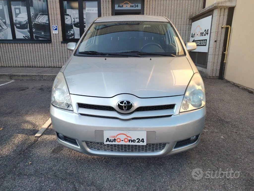 Toyota Corolla Verso 2004 photo 2