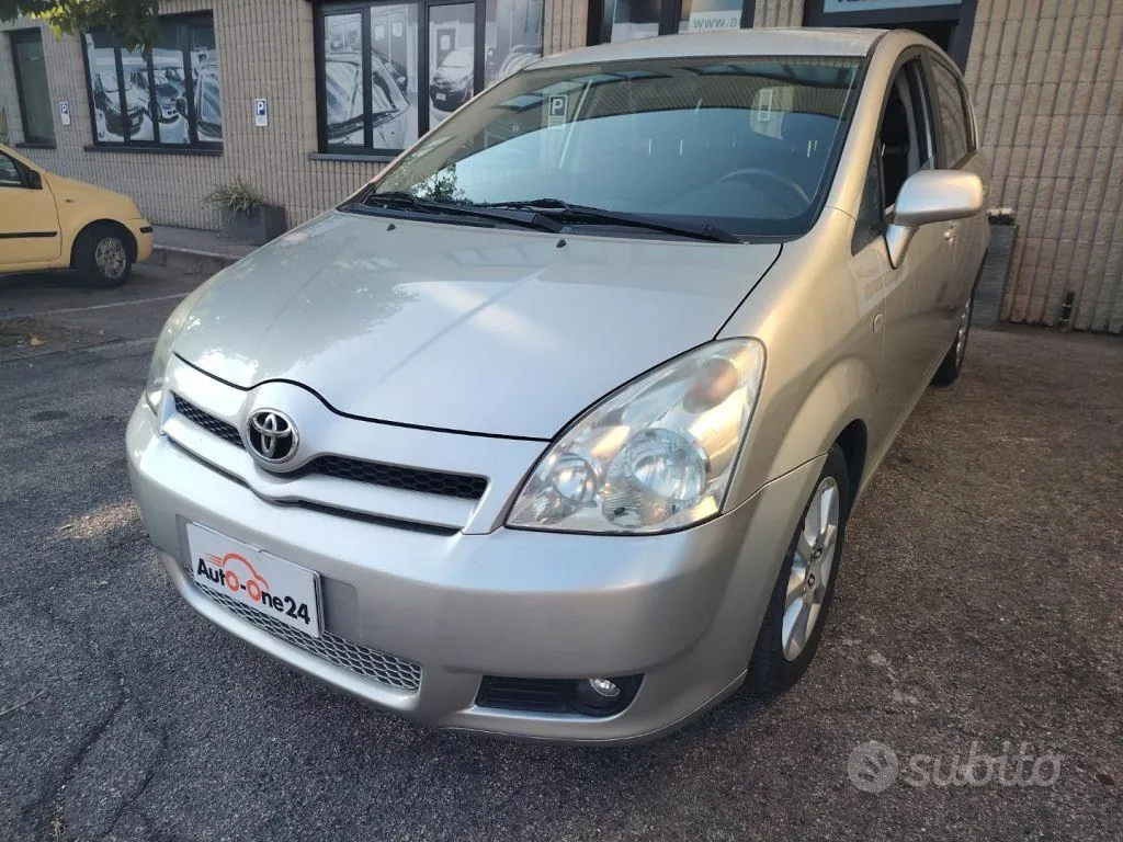 Toyota Corolla Verso 2004 photo 3
