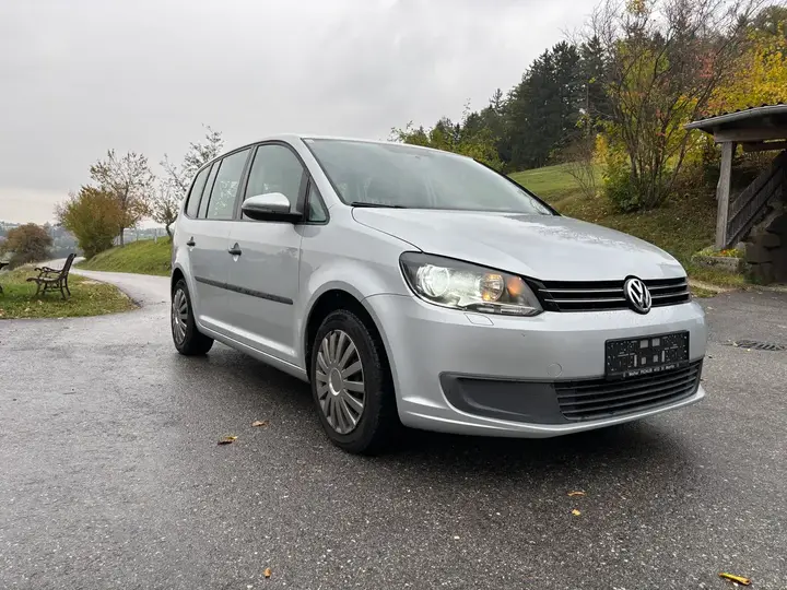 Volkswagen Touran 2011 photo 2