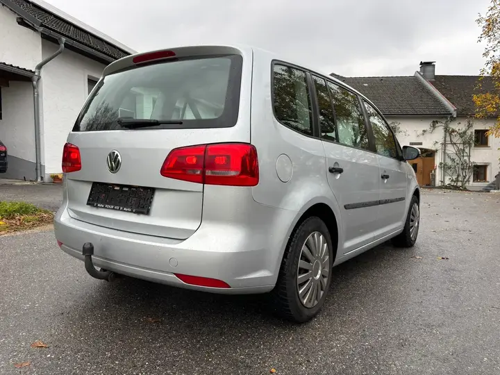 Volkswagen Touran 2011 photo 3