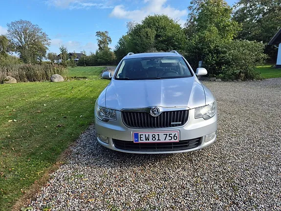 Skoda Superb 2011 photo 3