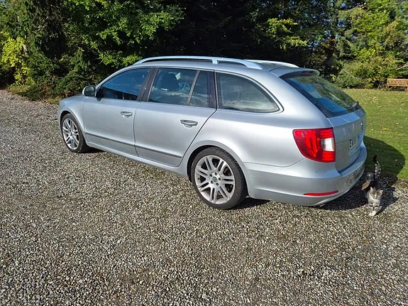 Skoda Superb 2011 photo 2
