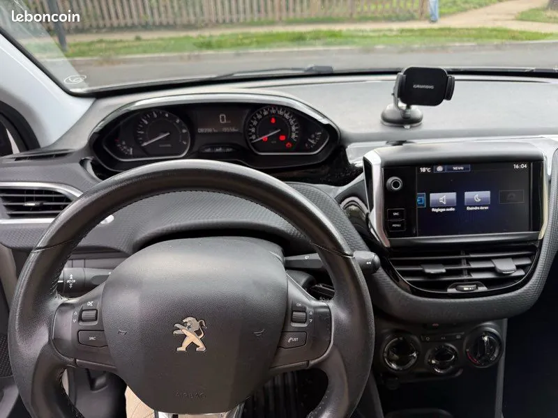 Peugeot 208 2016 photo 2