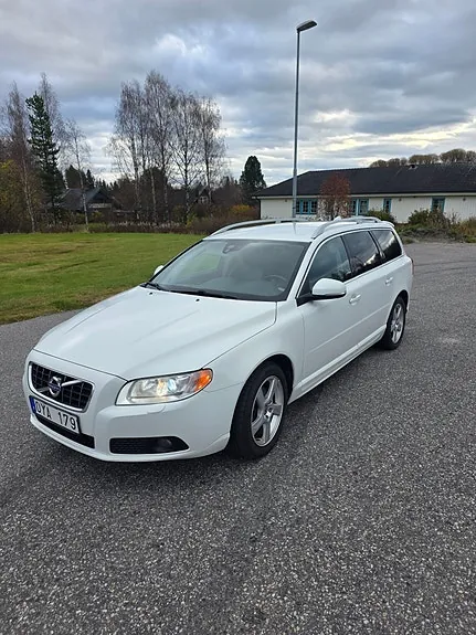 Volvo V70 2012 photo 2