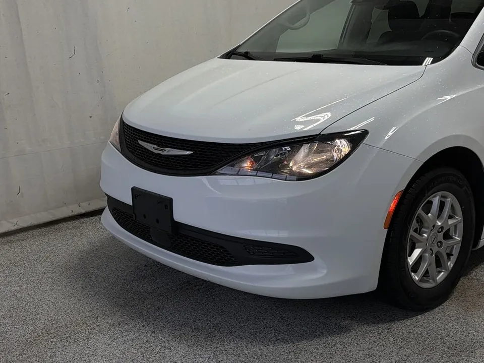 Chrysler Grand Caravan 2024 photo 3