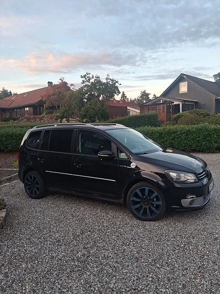 Volkswagen Touran 2011 photo 2