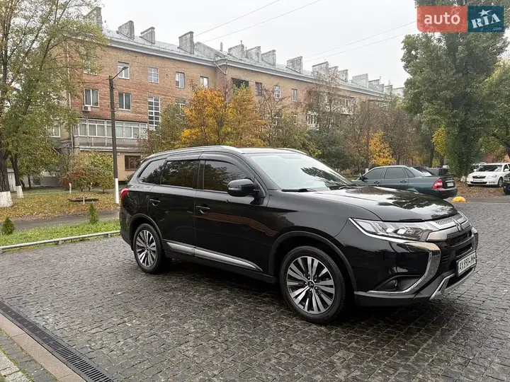 Mitsubishi Outlander 2021 photo 2