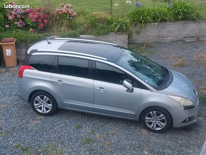 Peugeot 5008 2011 photo 2