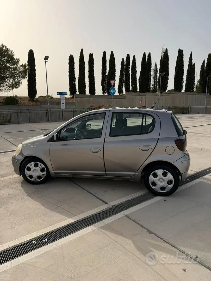 Toyota Yaris 2004 photo 2