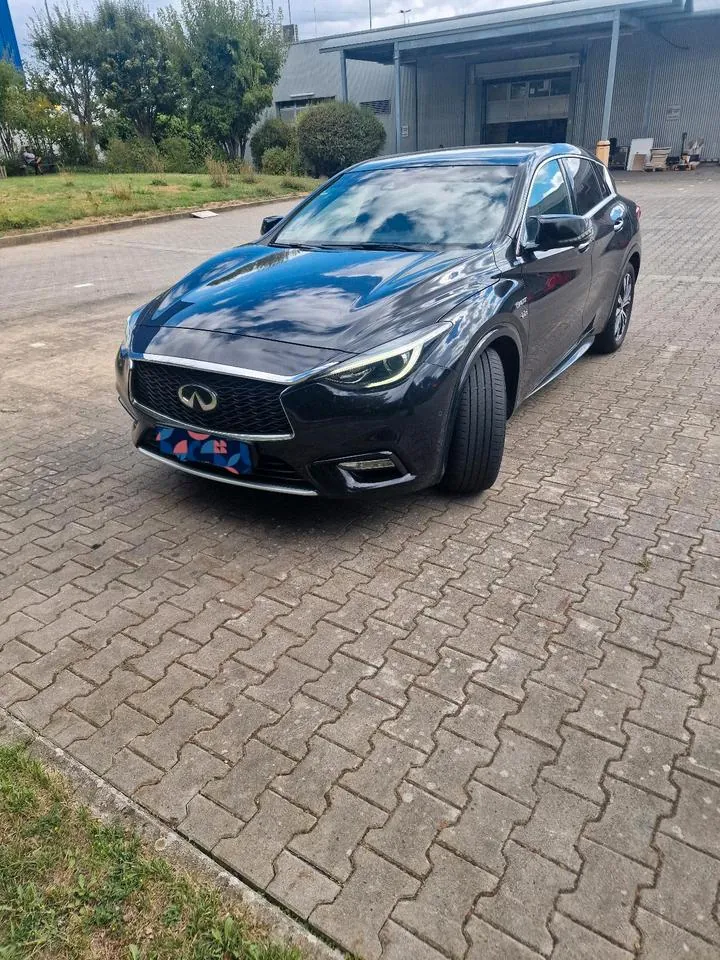 Infiniti Q30