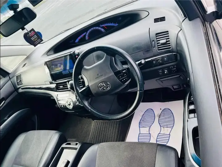 Toyota Estima 2015 photo 4