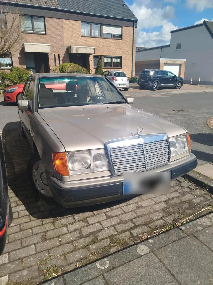 Mercedes-Benz 230E