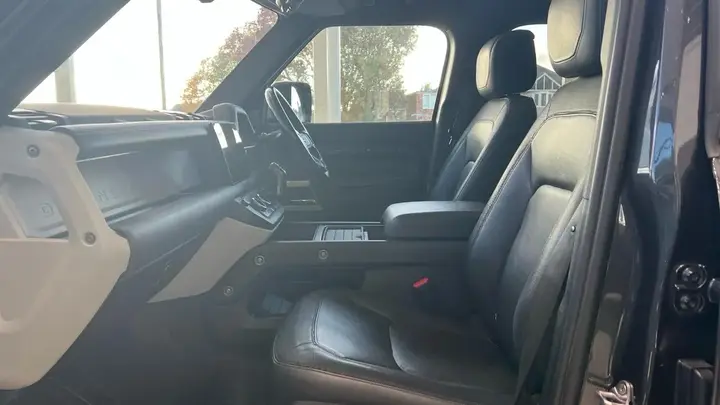 Land Rover Defender 110 2023 photo 3