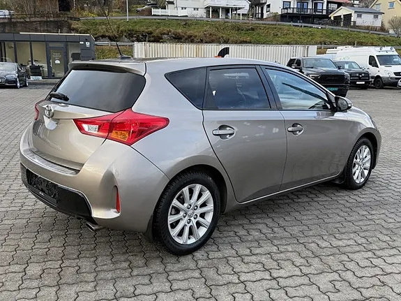 Toyota Auris 2013 photo 3