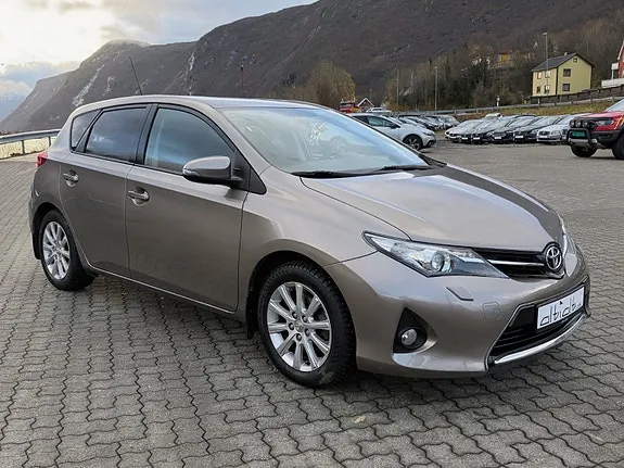 Toyota Auris 2013 photo 2