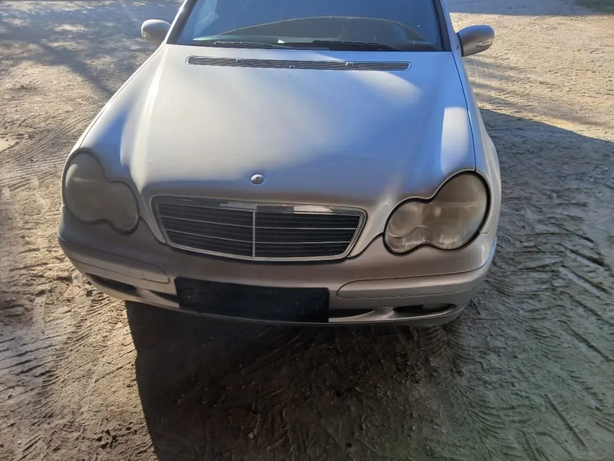Mercedes-Benz C-Class 2004 photo 2
