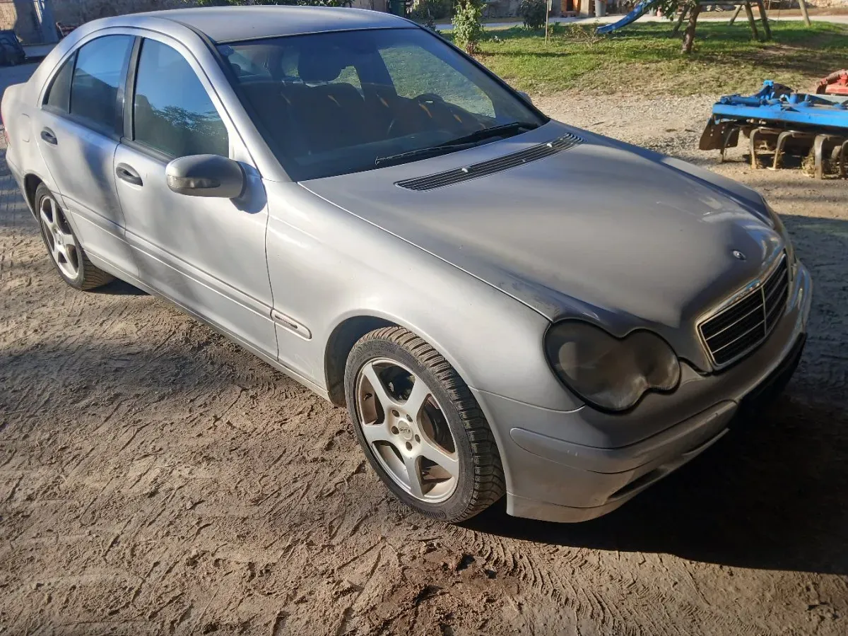 Mercedes-Benz C-Class 2004 photo 3