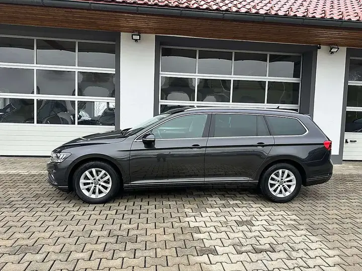 Volkswagen Passat 2023 photo 2