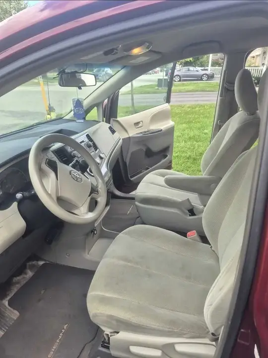 Toyota Sienna 2011 photo 4