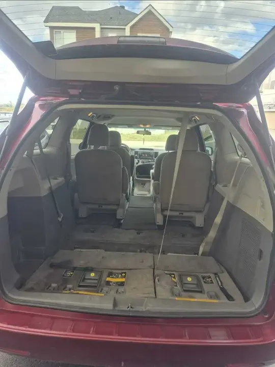 Toyota Sienna 2011 photo 3