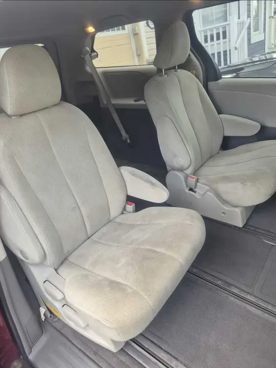 Toyota Sienna 2011 photo 5