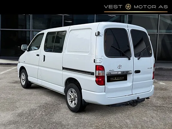 Toyota Hiace 2011 photo 4
