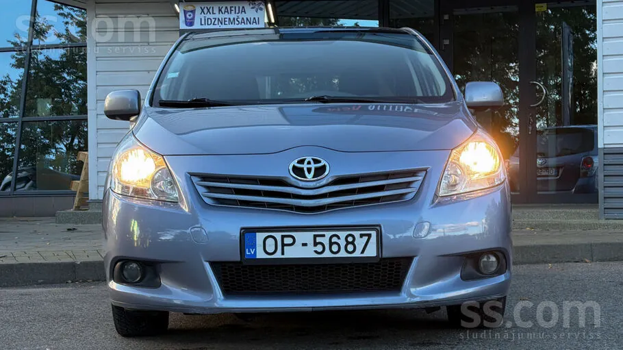 Toyota Verso 2012 photo 2