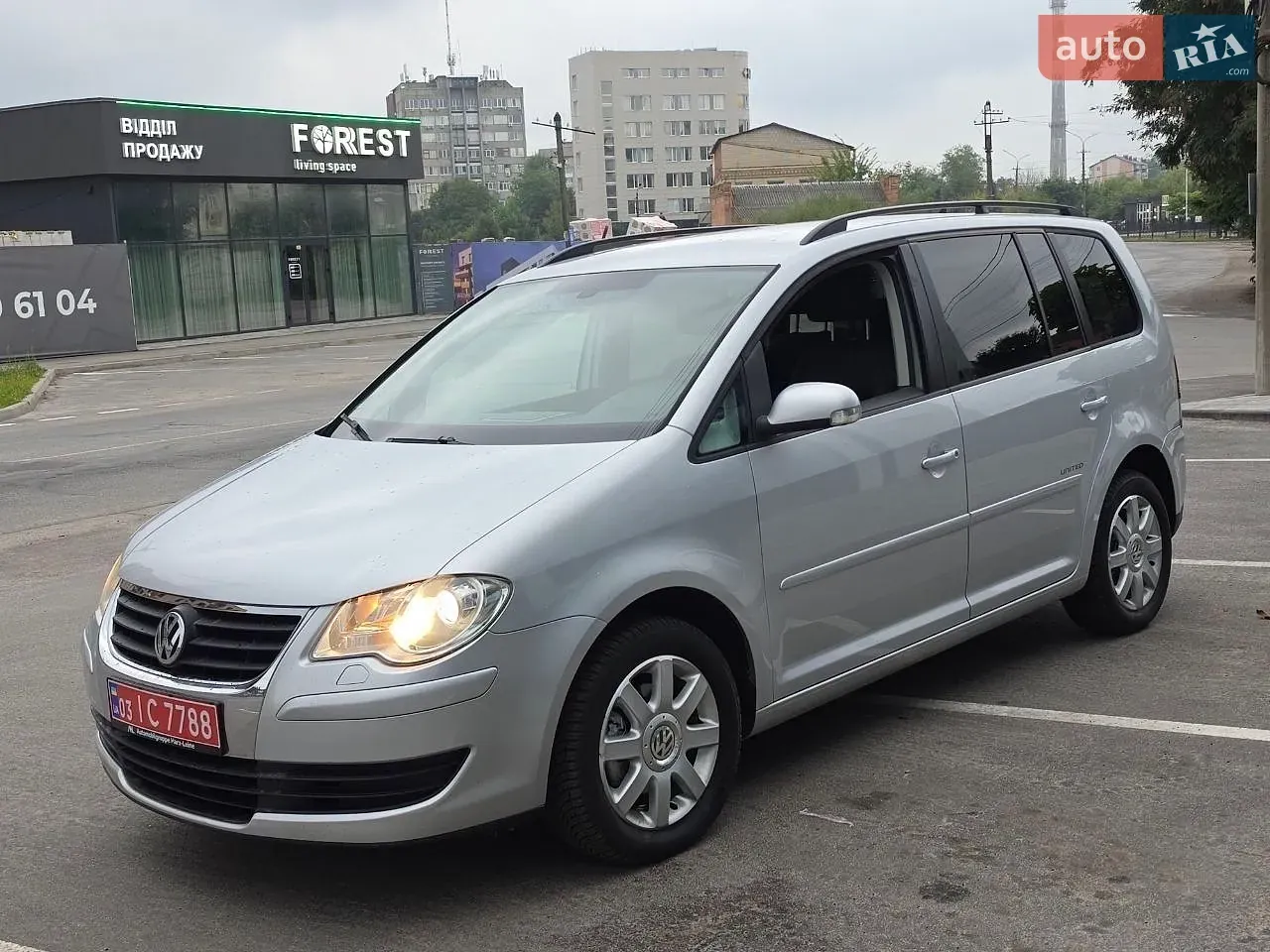 Volkswagen Touran 2009 photo 2