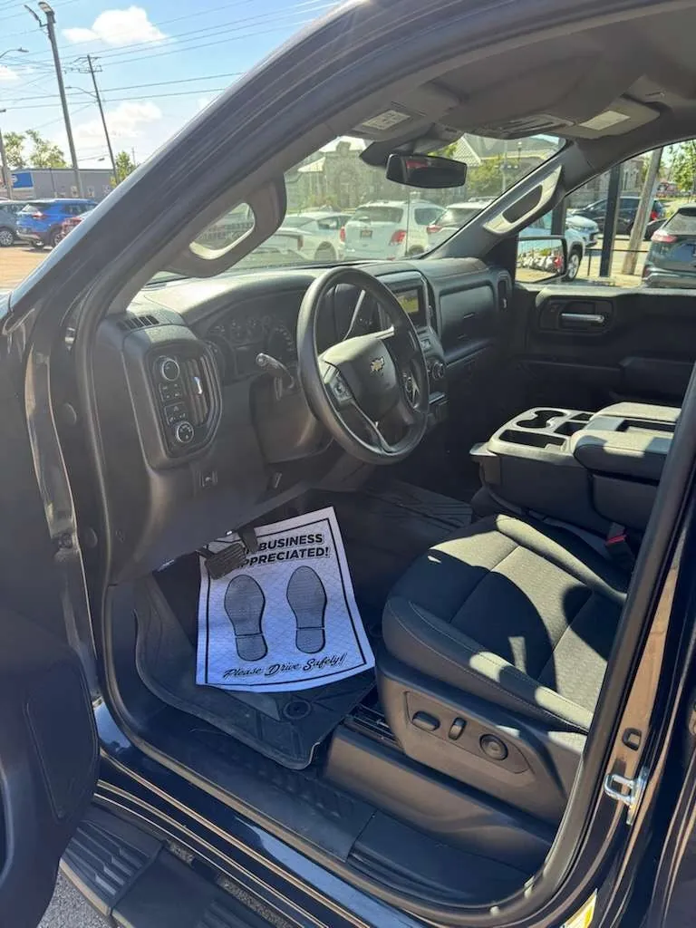 Chevrolet Silverado 1500 2023 photo 3