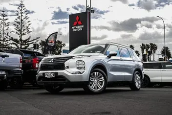 Mitsubishi Outlander 2022 photo 2