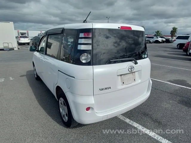 Toyota Sienta 2009 photo 3