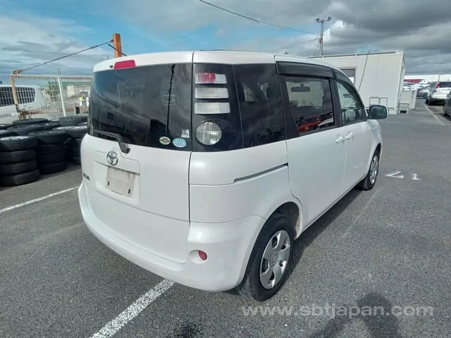 Toyota Sienta 2009 photo 4