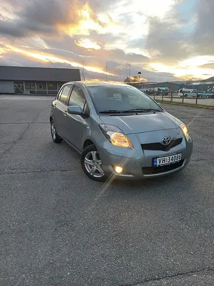 Toyota Yaris 2011 photo 2