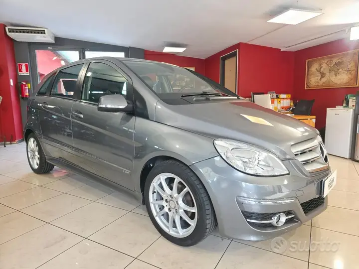 Mercedes-Benz B 180 2010 photo 3
