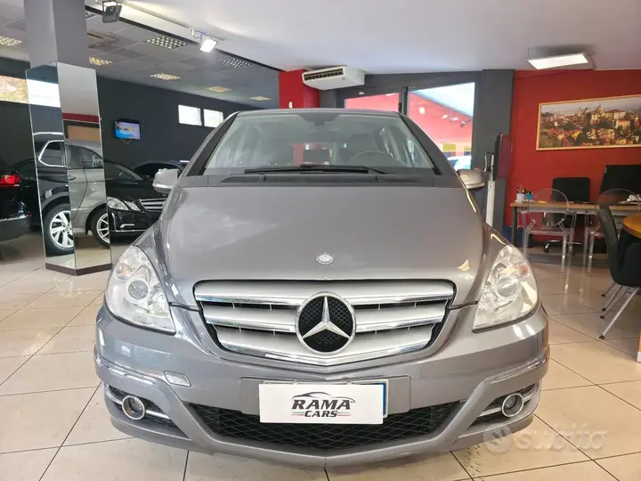Mercedes-Benz B 180 2010 photo 2