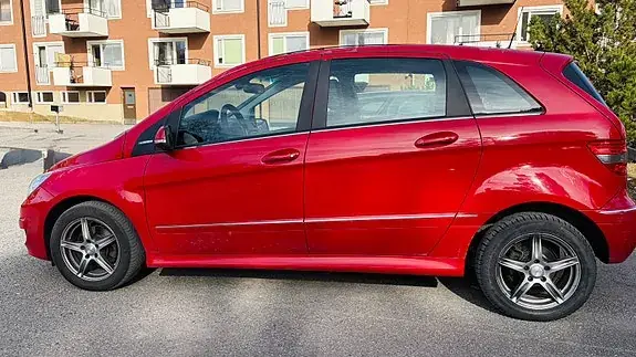 Mercedes-Benz B 180 2010 photo 2