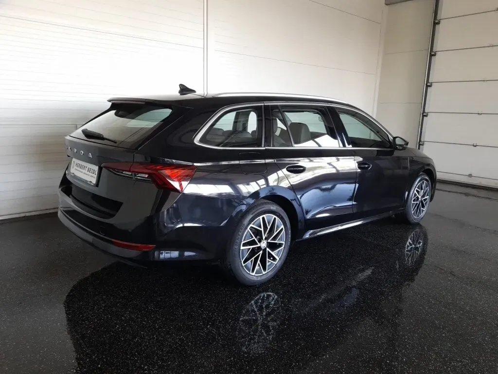 Skoda Octavia 2023 photo 2